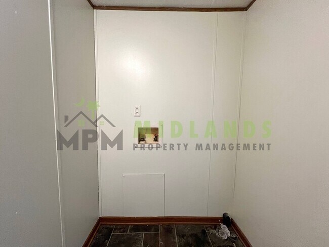 Foto del edificio - 575 Forts Pond Rd