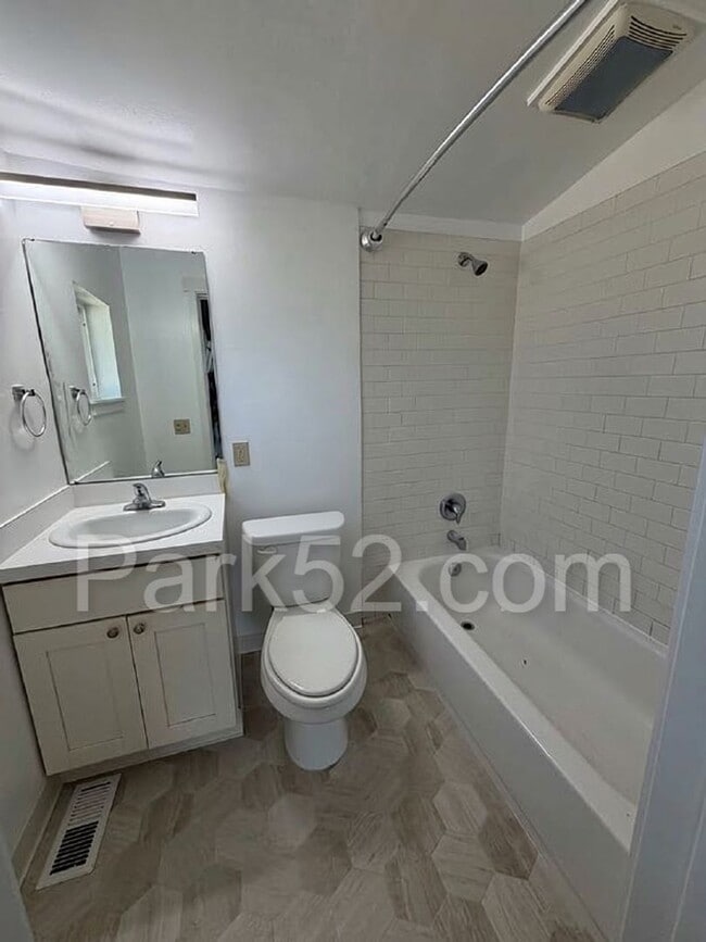 Building Photo - 4 Bedroom 2 Bathroom Single Family Northeast Tacoma Home