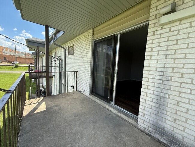Foto del edificio - 2 Bedroom Unit was recently renovated.  Live walking distance from the downtown square or steps f...