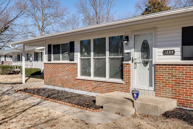 Building Photo - 1225 Bellarmine Ln