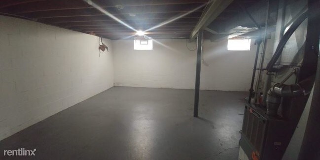 Building Photo - 4 br, 1.5 bath House - 15509 Walvern Blvd