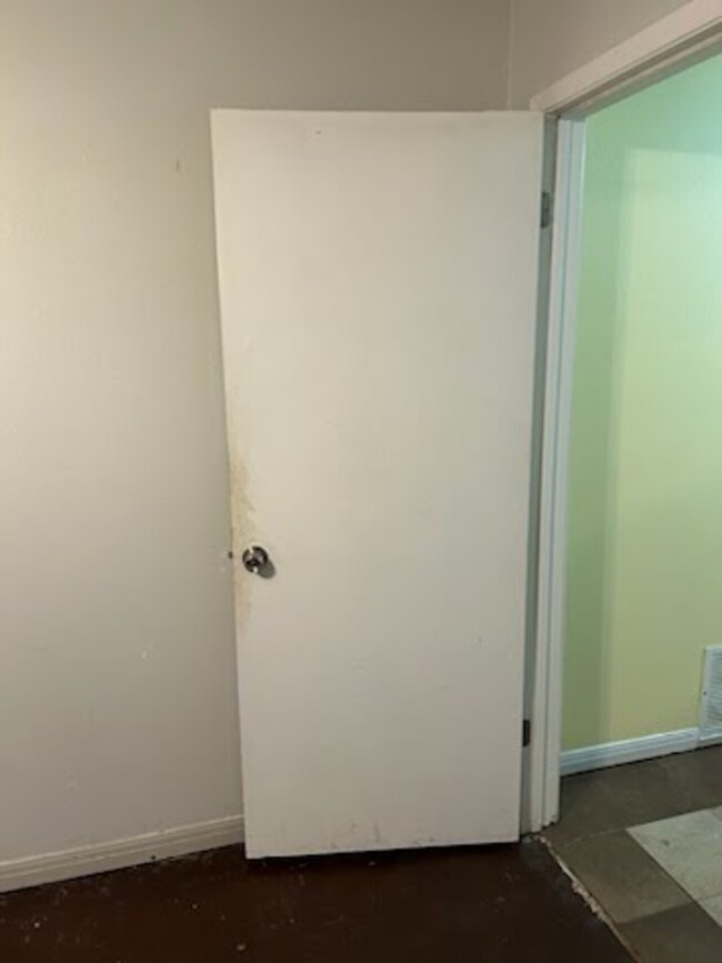Building Photo - Bell B1