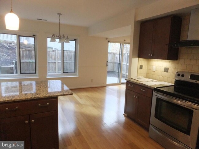 Building Photo - 1730 Oakwood Terrace