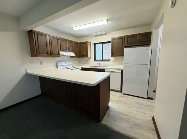 Cocina con barra para comer - 624 Portage Lakes Dr