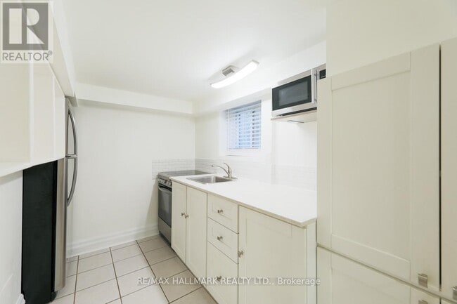 Building Photo - 659 Kipling Ave