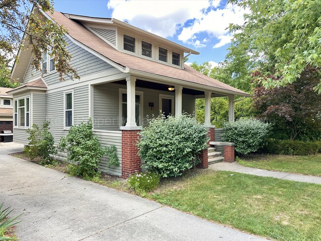 Foto del edificio - Craftsman Style, Modern Amenities Steps from Main St.
