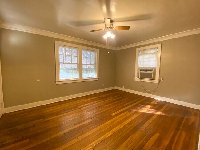 Foto del edificio - 1 bedroom, living dining den near Central and Highland