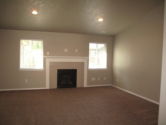 Foto del edificio - VILLAGE AT COLD SPRINGS