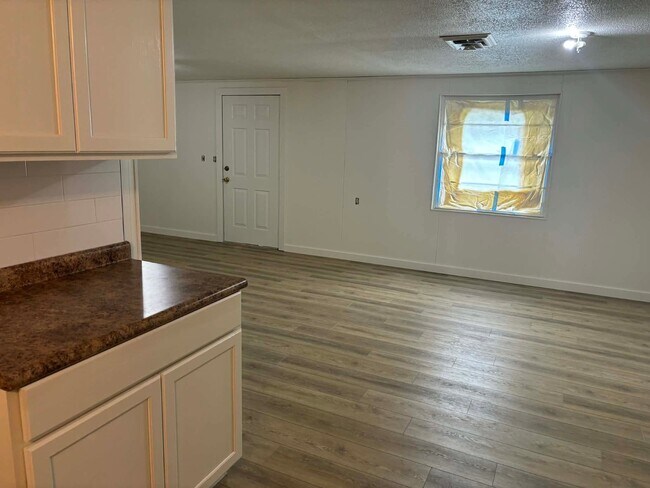 Building Photo - 401 E Boles St