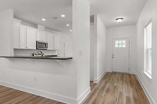 Foto del edificio - Spacious 3-Bedroom Home W/Office
