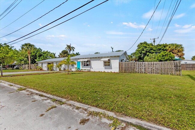 Building Photo - 241 SE Lonita St