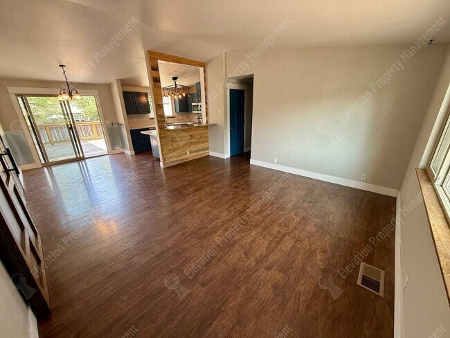 Building Photo - Single-Level 3 BR in NE Bend with large fully-fenced yard