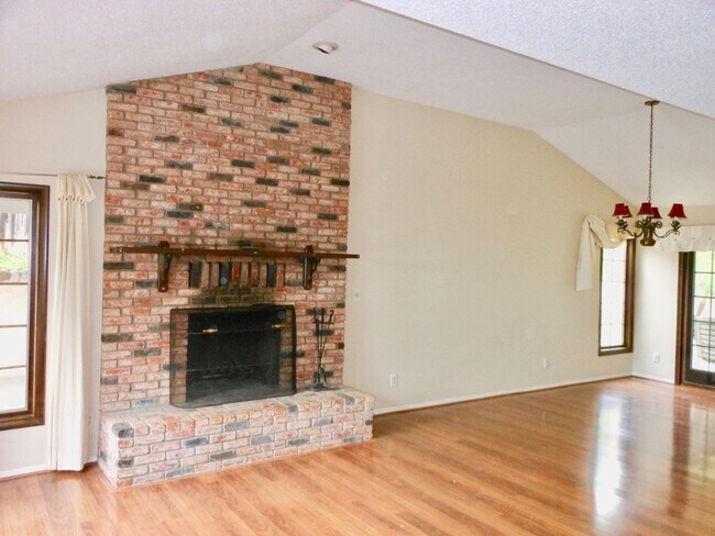 Building Photo - FOR RENT: Charming Single Level House, Pri...