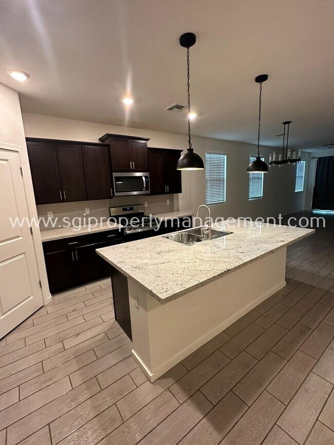 Foto del edificio - NEARLY NEW GLENDALE 5 BR HOME CLOSE TO LUK...
