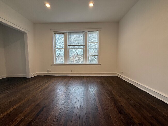 Foto del edificio - Rogers Park 2 Bed 1 Bath W/ Sun Room / Dog Friendly