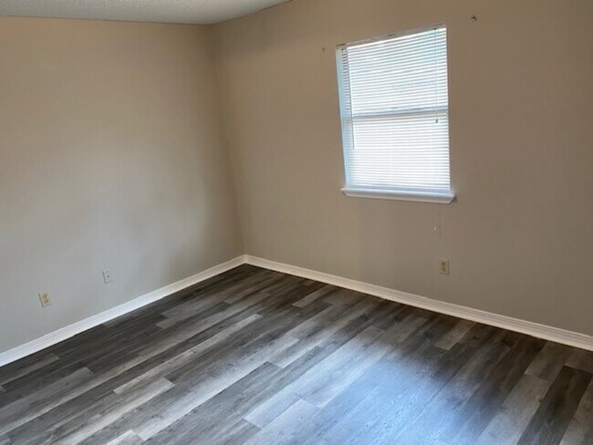 Foto del edificio - 4516 Melissa Ct W