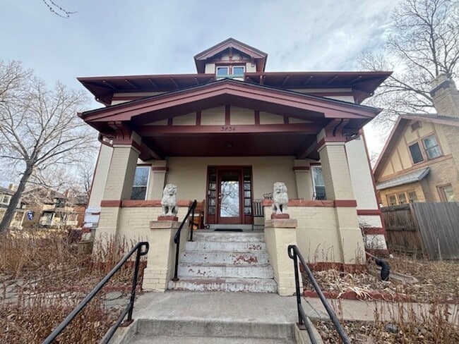 Building Photo - Beautiful Top-Floor 1Bd/1Ba Apartment with City Park Views