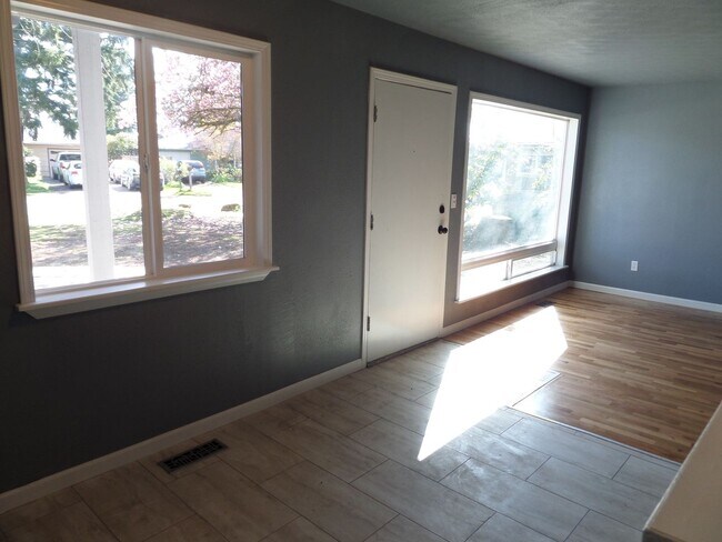 Foto del edificio - Super Cute & Updated 3 Bedroom House FOR R...