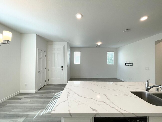 Foto del edificio - Fully upgraded 4 bed, 3 bath home