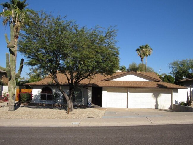 Building Photo - Charming 3 bedroom/2 bath single level hom...