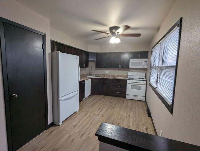 Building Photo - Welcome to your new home! Spacious 3 Bedro...