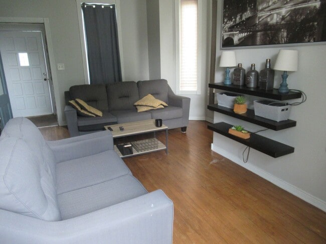 Building Photo - 3 bedroom house with garage