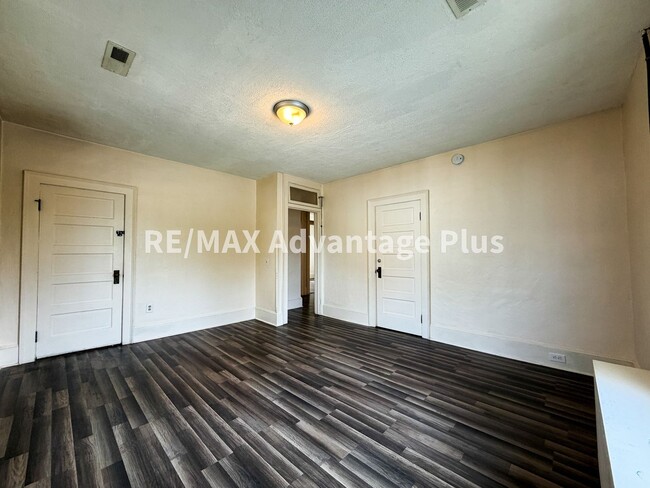 Building Photo - 106 Grove St