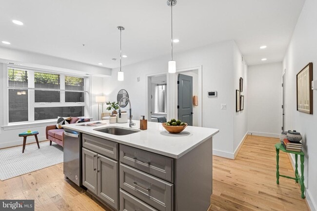 Building Photo - 1007 Bryant St NE