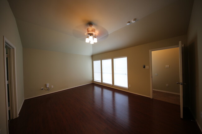 Foto del edificio - 12807 Pecan Shores Dr