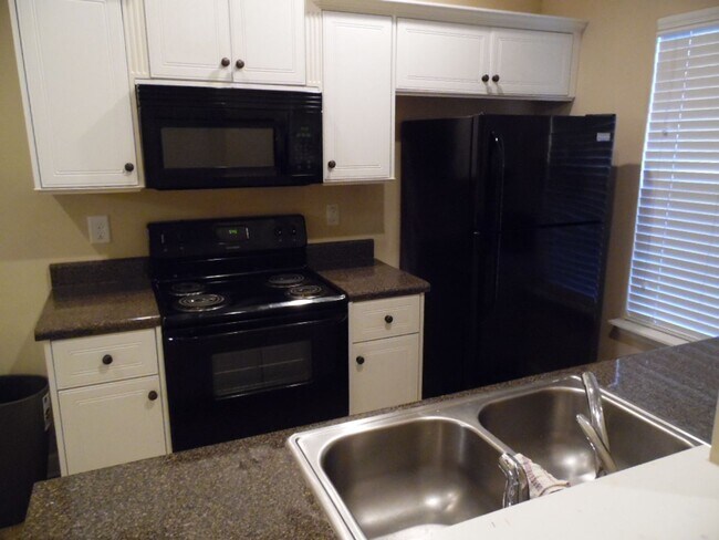 Foto del edificio - Stunning end unit townhouse near Augusta N...