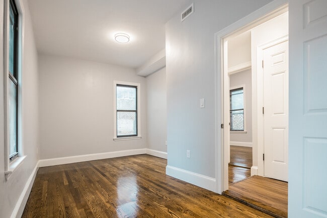 Building Photo - 342 Saratoga St