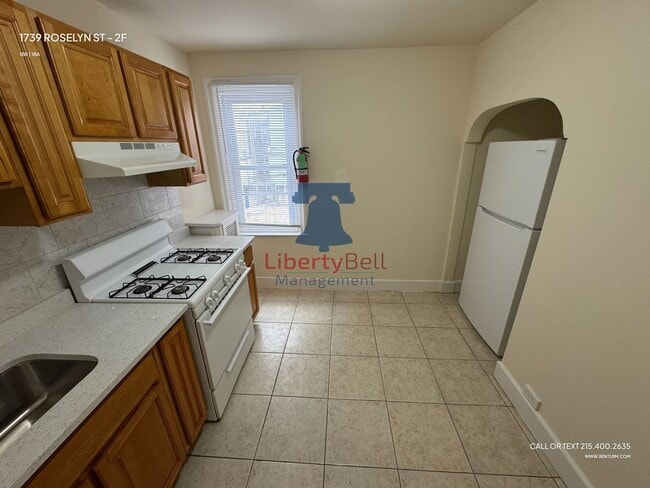 Building Photo - 1739 Roselyn St