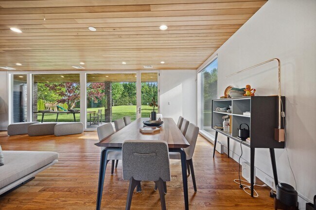 Foto del edificio - 50 Sheldrake Rd