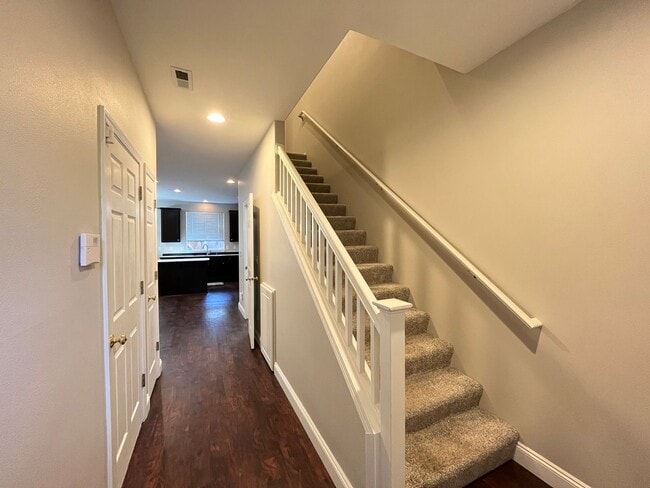 Building Photo - Super-Cute Townhouse! 3 bed + 2.5 baths w/ Fantastic Floor Plan! (A/C & Washer / Dryer included!)