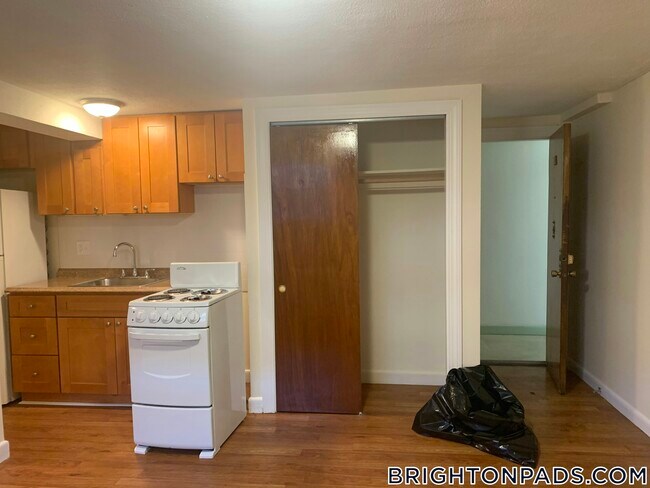 Foto del edificio - 168 N Beacon St