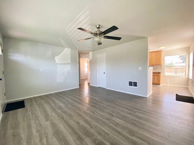 Foto del edificio - Updated Selah Home with Large Yard