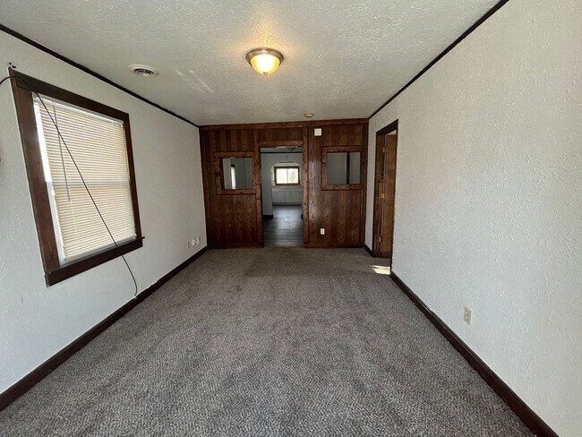 Building Photo - Updated 2 Bed 1 Bath House!!