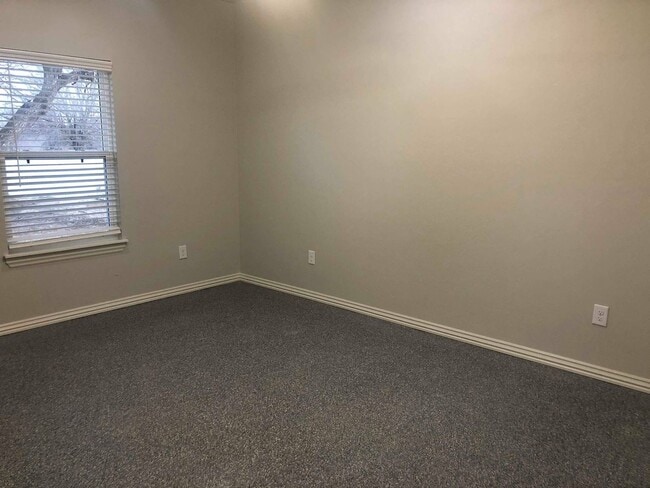 Building Photo - Emerson Duplex - B