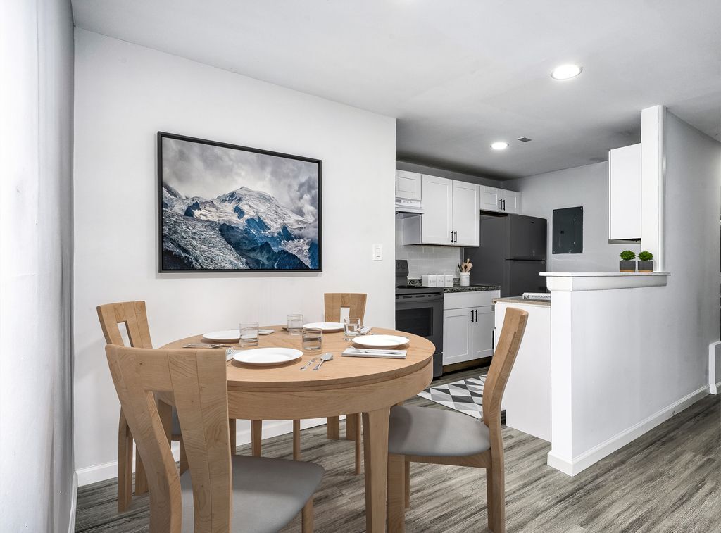 Área de cocina/comedor-Renovada - Raven Run Apartments