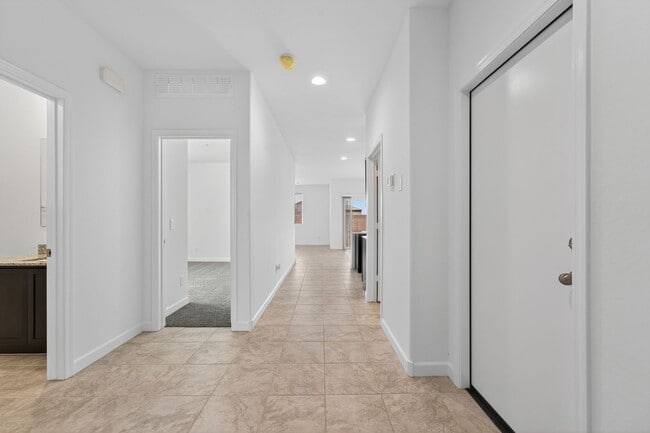 Building Photo - Modern Living Meets Comfort in This Move-In Ready 3-Bed Home