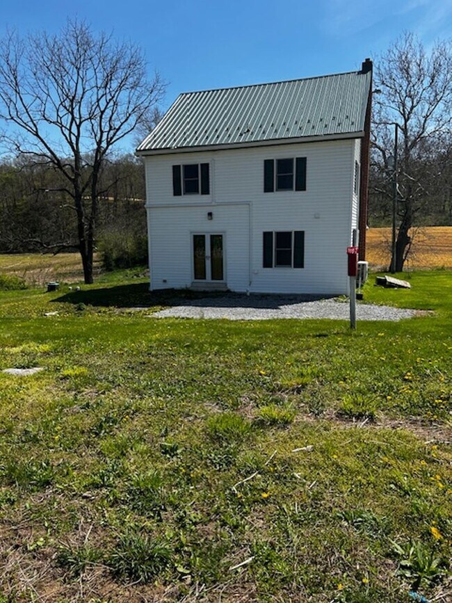 Building Photo - 3 BEDROOMS 2 BATHS COUNTRY HOME