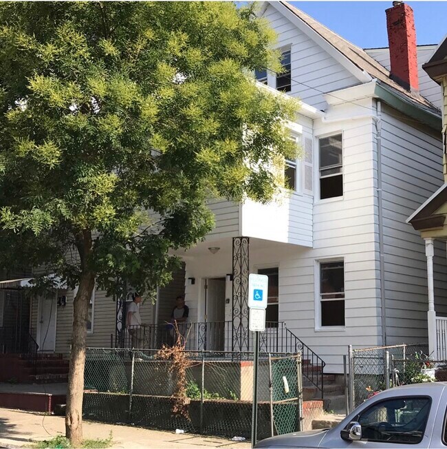 Building Photo - 110 Putnam St