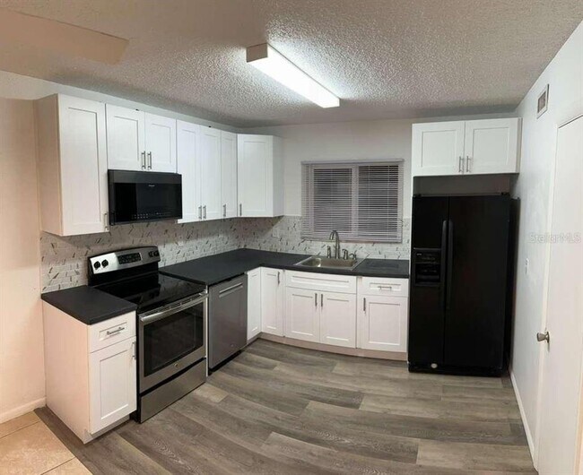 Foto del edificio - 1000 Lake of the Woods Blvd