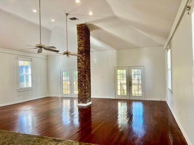 Foto del edificio - 1817 S Rendon St