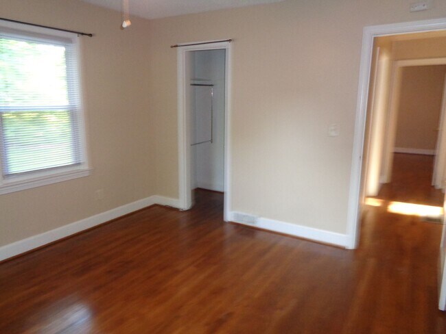 Foto del edificio - 2-bedroom House off Country Club