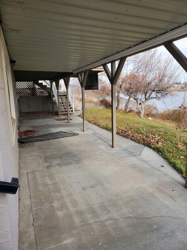 Foto del edificio - 2 Bedroom 1 Bath Lakefront w/all utilities and lawn care included
