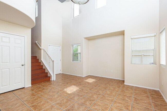 Foto del edificio - Very clean SW home near Sunset/215 for only $1875
