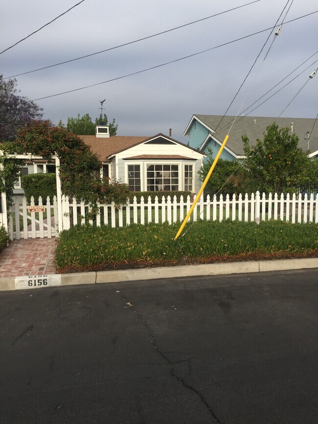 Parte de la casa más grandes, pero entrada independiente y cocina. - 6156 Fair Ave
