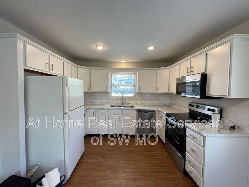 Primary Photo - 219 E Glenwood St