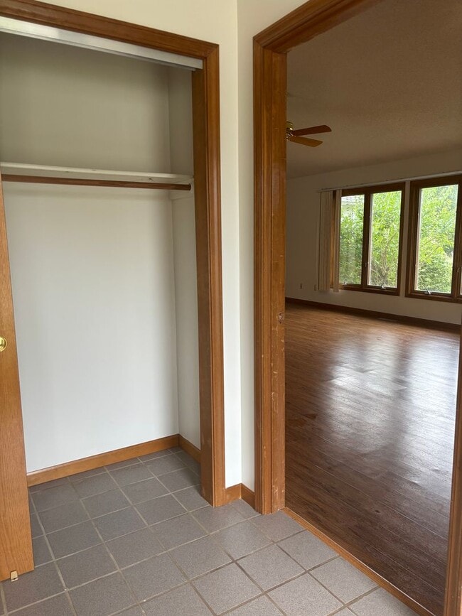 Building Photo - 3 Bedroom 2 bath